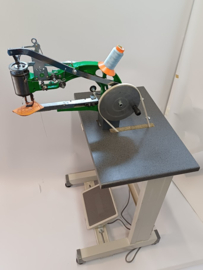 Basic naaimachine op tafel met elektromotor