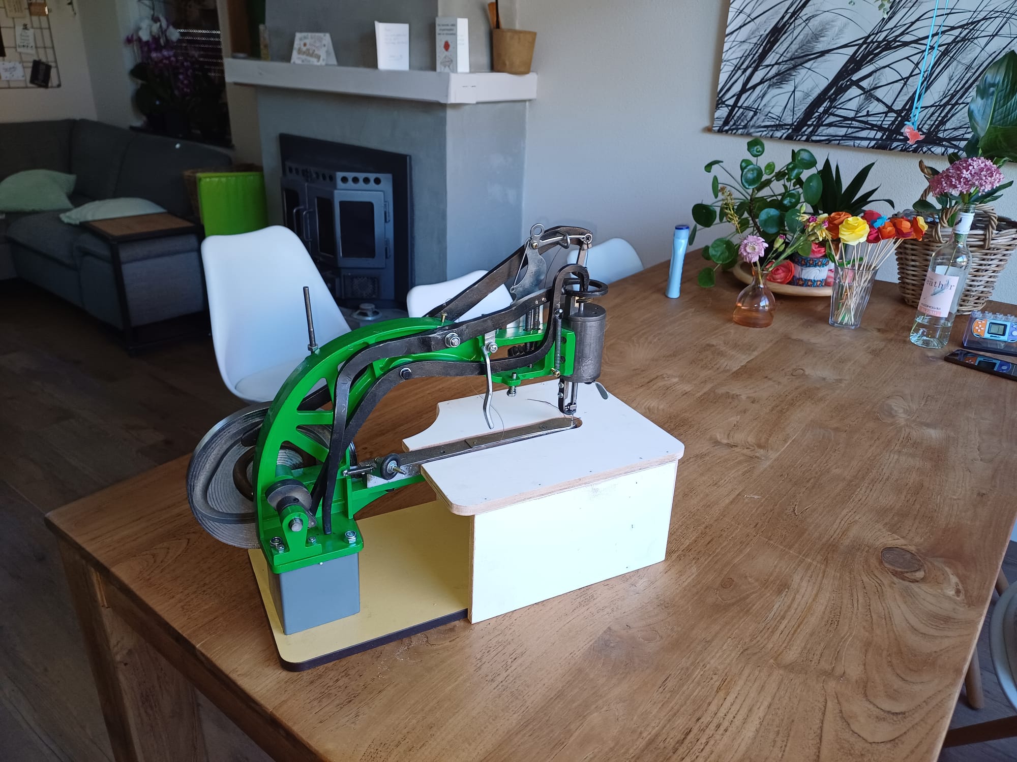 Tafeltje voor basic naaimachine met grond plaat en sokkel blok