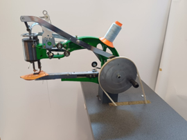 Basic naaimachine op tafel met elektromotor