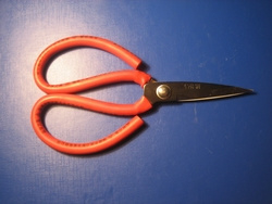 Scissors suitable for fabric and leather