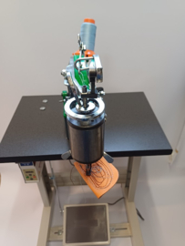 Basic naaimachine op tafel met elektromotor