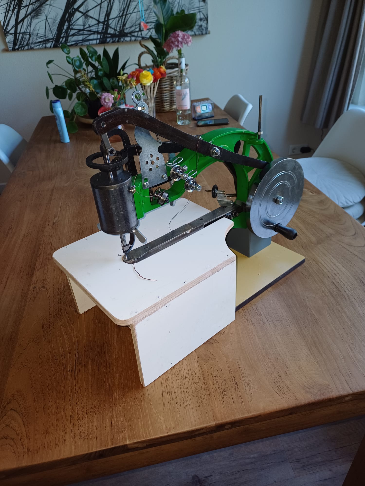 Tafeltje voor basic naaimachine met grond plaat en sokkel blok