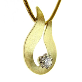 Gouden hanger met diamant aan gouden slangencollier