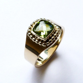 Gouden ring met parelrand en checkerboard peridot