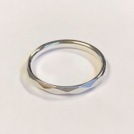 Zilveren ring met ruitvormige facetten