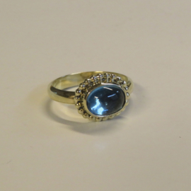 Gouden ring met parelrand en ovale Swiss Blue topaas
