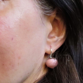 Zilveren oorhangers Chic met roze opaal oorhangers met een zilveren hartje