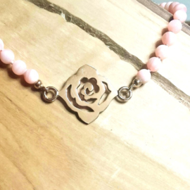 Roodgouden roos met roze parelmoer collier