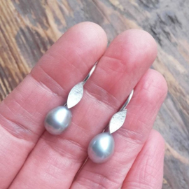 Zilveren set oorhangers met kantpatroon blaadje en lichtgrijze zoetwaterparel