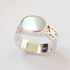 Zilveren ring met parelmoer