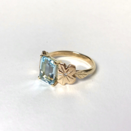 Gouden ring met aquamarijn en diamantjes