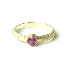 Gouden ring met purple garnet