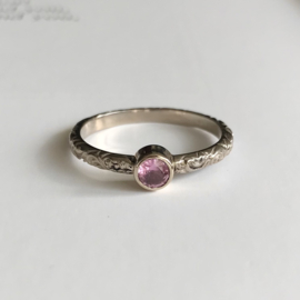 Witgouden ring Paisley met roze saffier