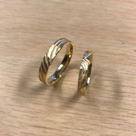 Gouden trouwringen Swirl met golvende lijnen