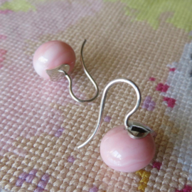 Zilveren oorhangers Chic met roze opaal oorhangers met een zilveren hartje