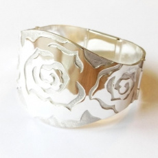 Zilveren armband met rozenpatroon en klapslot