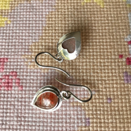 Zilveren oorhangers met peervormige zonnesteen (unieke set)