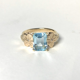 Gouden ring met aquamarijn en diamantjes
