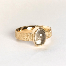 Gouden boomschors ring met bergkristal en as