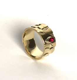 Gouden ring met rozen en robijn