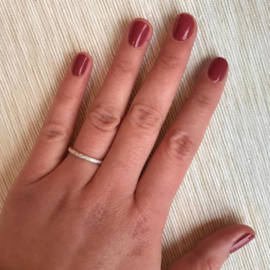 Zilveren ring met bewerkte band