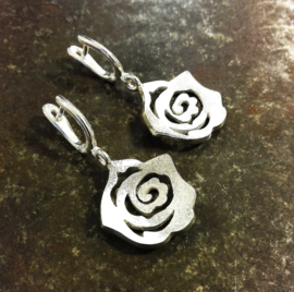 Zilveren roos oorhangers