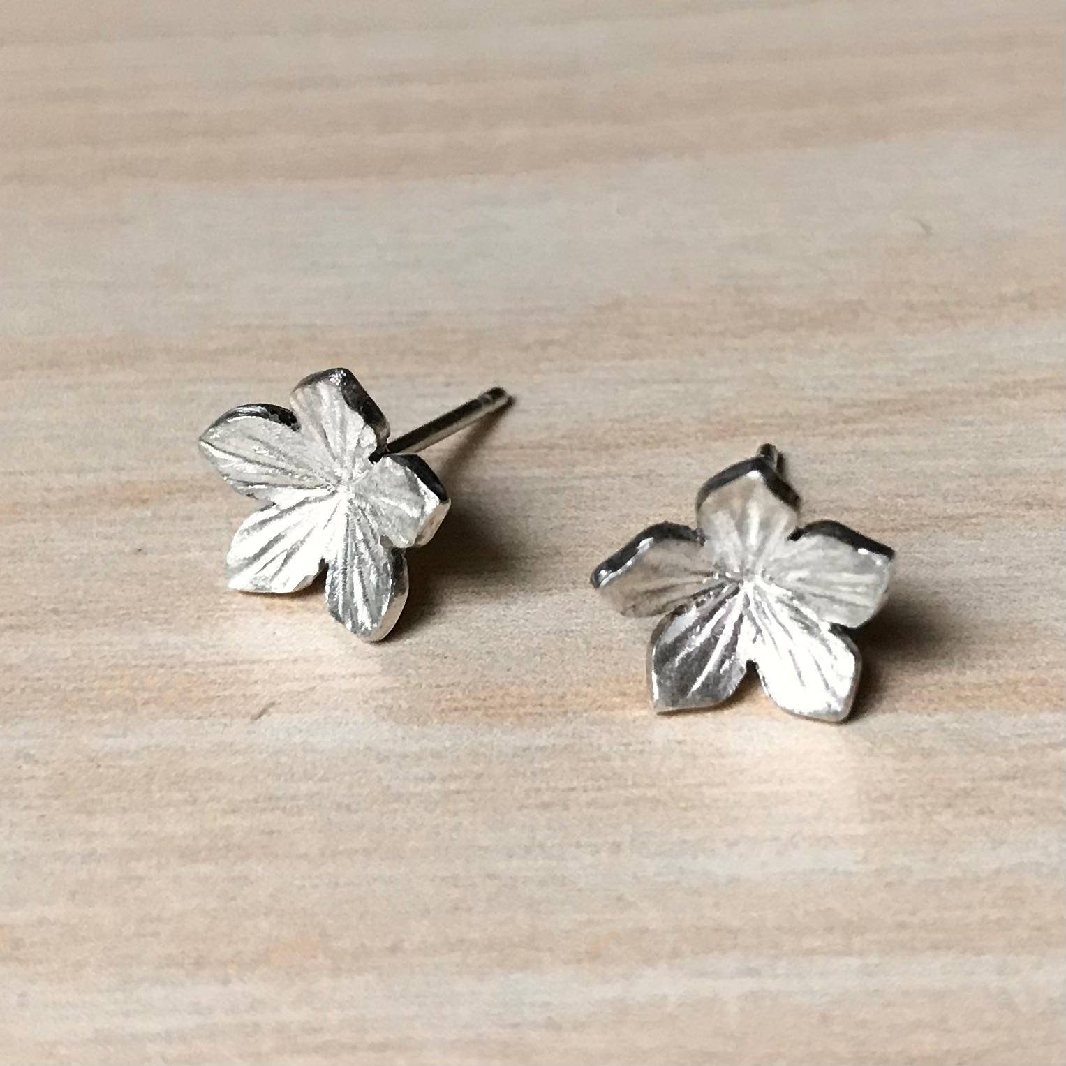 Zilveren bloem oorstekers