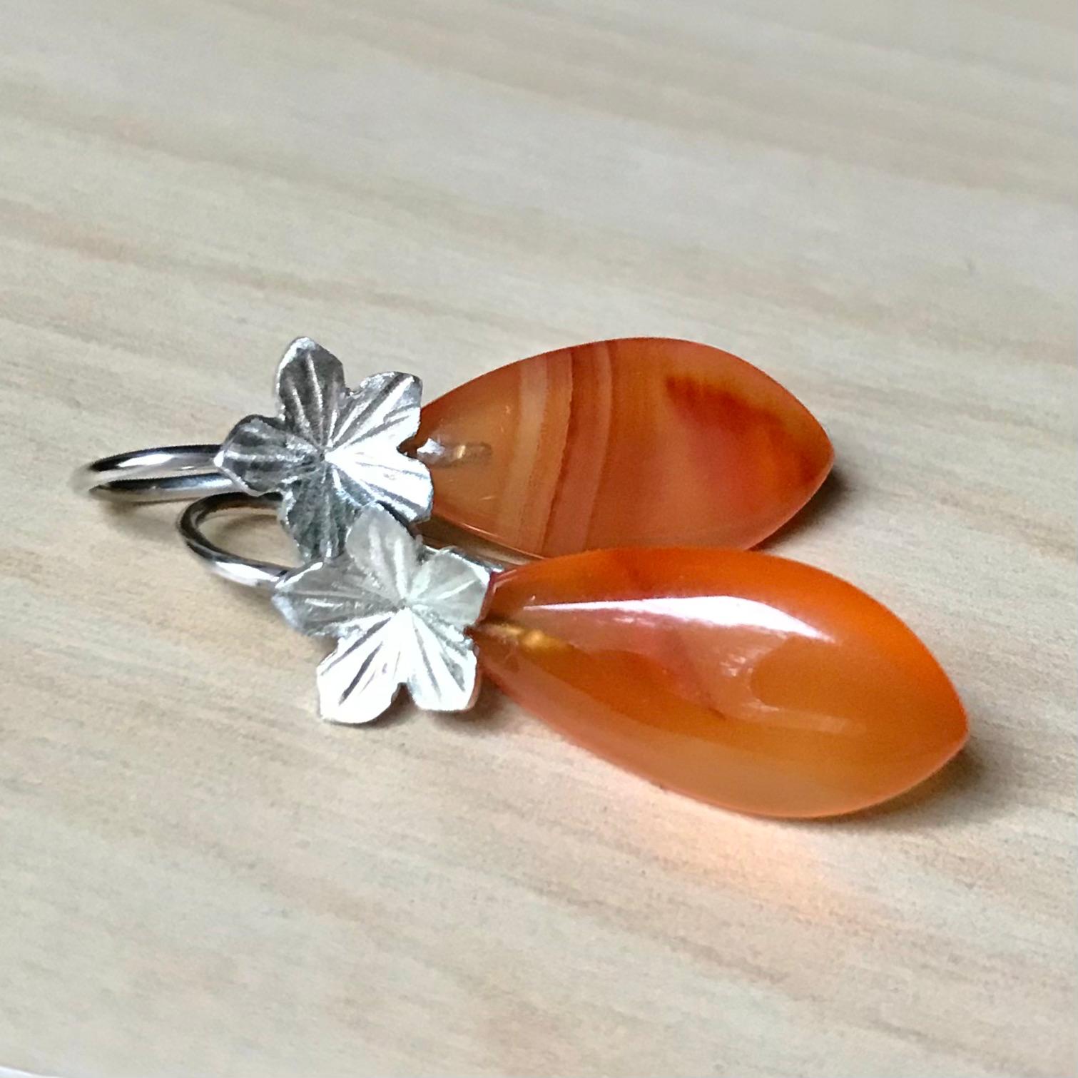 Zilveren bloem oorbellen met carneool