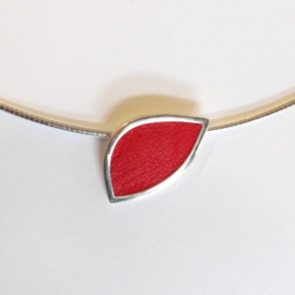 Zilveren hanger ingelegd met rood leer aan omega collier