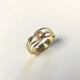 Gouden draad ring met rozenkwarts en inscriptie