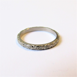 Witgouden ring Paisley met bewerkte band