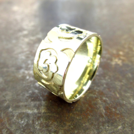 Gouden ring met roospatroon
