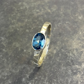 Gouden ring met London Blue topaas