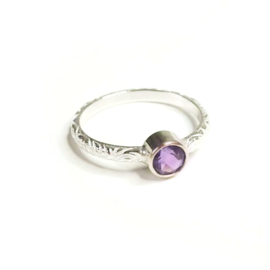 Zilveren ring met amethyst in gouden zetting