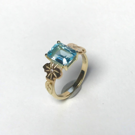 Gouden ring met aquamarijn en diamantjes