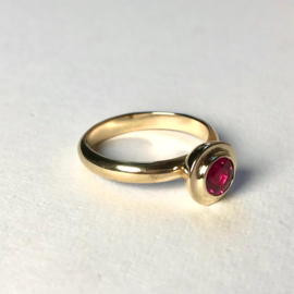 Gouden ring met robijn in gouden kommetje