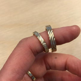 Gouden trouwringen Swirl met golvende lijnen