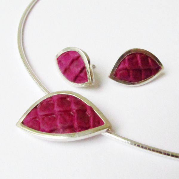 Zilveren sieradenset van hanger en oorstekers ingelegd met violet kleurig leer