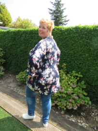 Adia Blouse met bloemen en langer achterpand