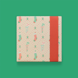 Cadeaupapier dubbelzijdig - Kerstsokken - beige/ groen/rood - 3 meter per rol