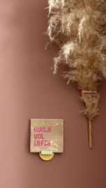 Keramisch tegeltje ‘huisje vol liefde’ – beige met roze opdruk – 10x10 cm