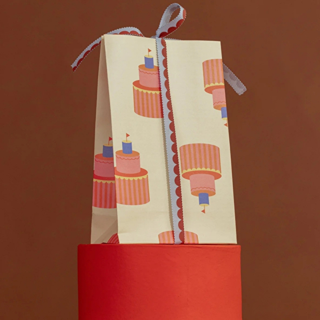 Stijlvol cadeautjes inpakken blokbodemzak