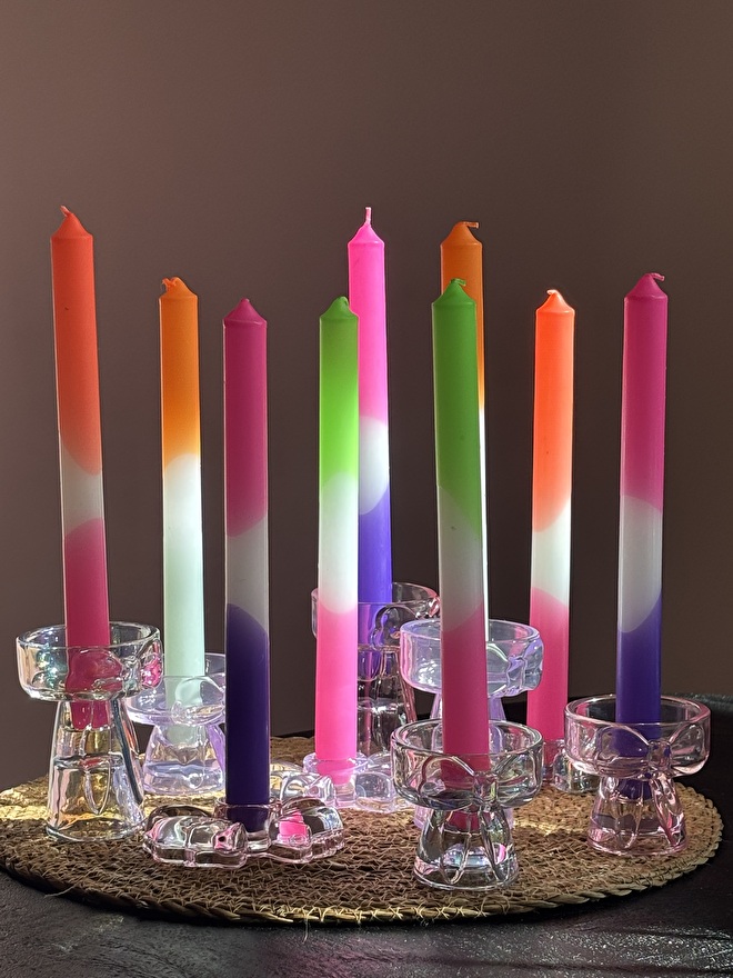 Kleurrijke kaarsen en kandelaars