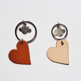 SLEUTELHANGER MET KLEIN HARTJE BRUIN/COGNAC