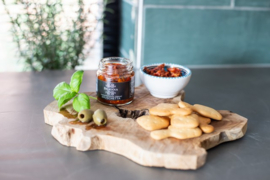 BORRELEN | Tapenade grove Bruschetta