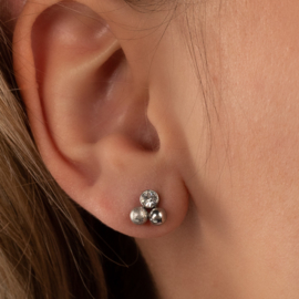 MY BENDEL | Zilveren drievormige oorstekers met kristal