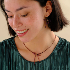 A Beautiful Story Oorbellen Bow Zwarte Onyx Bordeauxrood