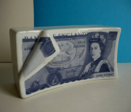 Spaarpot in de vorm van een stapel bankbiljetten
