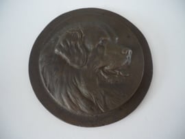 Plaquette brons-messing, hond, monogram H.D.