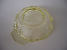 Schaaltje uraniumglas, een oplichtend glas